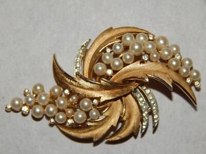 Vintage CROWN TRIFARI BROOCH Gold Tone Leaves Faux Pearls, Clear Rhinestones - Picture 1 of 9