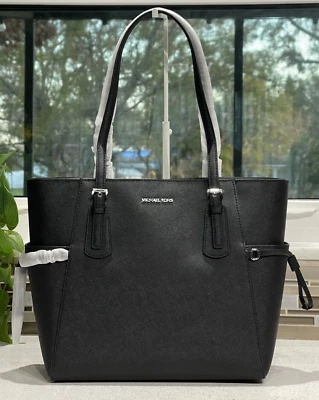 BOLSO DE HOMBRO MICHAEL KORS VOYAGER GRANDE EW PARA PORTÁTIL MK CUERO NEGRO PLATEADO Foto 1 de 4