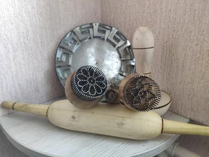 Set mit 6 usbekischen traditionellen Brotstempeln & Nudelholz - handgefertigte Holzwerkzeuge - Bild 1 von 9