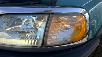 Driver Corner/Park Light And Lightning Fits 97-03 FORD F150 PICKUP 25595456 - Image 1 of 4