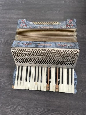 Hohner Carmen III Accordion Green 48 Bass Keys 2 Reed Version  - Image 1 of 4