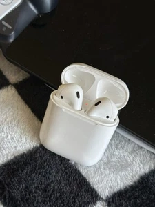 Apple AirPods (1st Generation) with Charging Case - Photo 1 sur 5