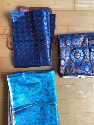 drei bunte Stoffreste aus  Brokat,  China, zum Nähen oder Basteln - Bild 1 von 4