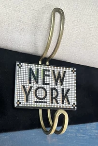 Anthropologies Bistrofliese Steinzeug "NEW YORK" gold, schwarz & weiß Haken - Bild 1 von 17