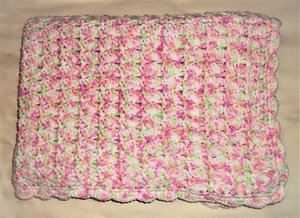 Manta bebé ganchillo hecha a mano rosa/blanco/verde patrón de concha - Imagen 1 de 1