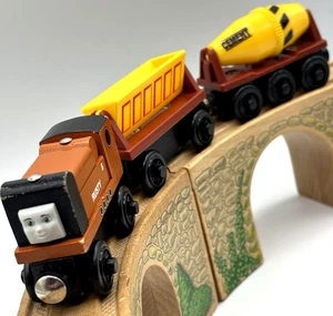 Vintage 2001-03 Rusty the Diesel mit Bauwagen Thomas Holzeisenbahn sehr guter Zustand_ - Bild 1 von 15