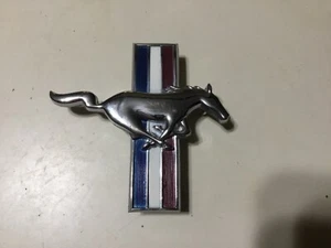 NOS 1968 FORD MUSTANG 6 CYLINDER FRONT FENDER EMBLEM RIGHT HAND - Bild 1 von 6