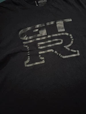 Camiseta Nissan GT-R GTR Tuner Culto Coche Deportivo Metálica Brillante Logo GRANDE Carreras  Foto 1 de 4