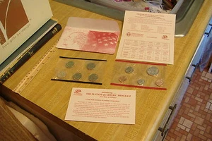 ~1999 UNITED STATES MINT UNCIRCULATED COIN SET~DENVER~ - Picture 1 of 2