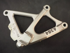 YAMAHA R1 09-11 VOETSTEUNPLAAT SCHETSPLAAT RECHTS RH BRACKET FRONT 14B-27443-00 - Picture 1 of 3