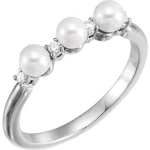 Anillo de perlas cultivadas de agua dulce blancas de 14K y diamantes de 0,06 CTW - Imagen 1 de 2