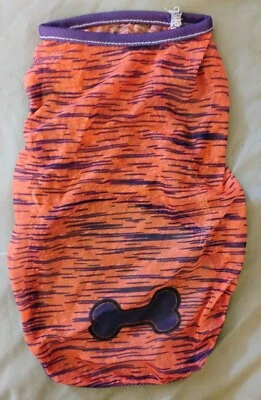 全新无标签粉色带紫色条纹狗看穿 T 恤尺寸 M - 免费送货!!!! — 第 1/2 张图片