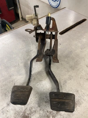 CLUTCH BRAKE Pedal Assembly CHEVY CAMARO 82 83 84 85 86 87 88 89 90 91 92 - Image 1 of 4