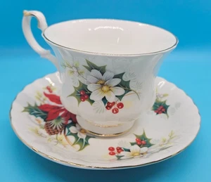 Taza de té y platillo inglés Poinsettia Royal Albert Bone China 8 oz - Imagen 1 de 5