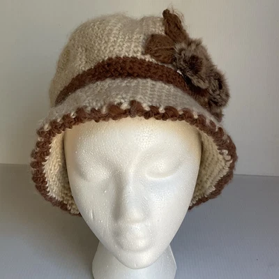 Sombrero de cubo de colección Sherpa Crochet Cloche marrón crema con acento de flores de piel sintética Foto 1 de 4