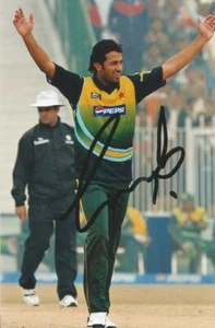 PAKISTAN CRICKET: WAHAB RIAZ SIGNED 6x4 ODI ACTION PHOTO+COA - Picture 1 of 1