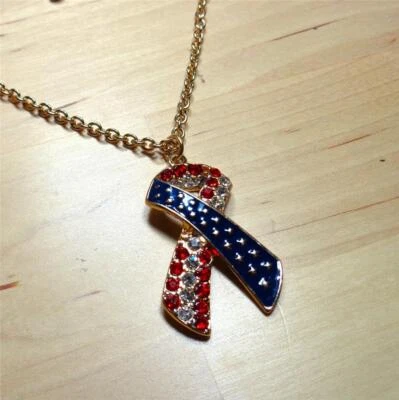 COLLAR COLGANTE CINTA BANDERA AMERICANA PATRIÓTICA RODIO TONO DORADO MODA PLAYA Foto 1 de 4