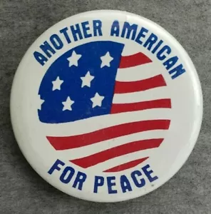 Another American For Peace ~ Spilla/pulsante da collezione ~ Vintage - Foto 1 di 2