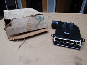 1978 - 1987 Chevrolet Monte Carlo Under Steering Column Dash Air Vent 377547 NOS - Foto 1 di 10