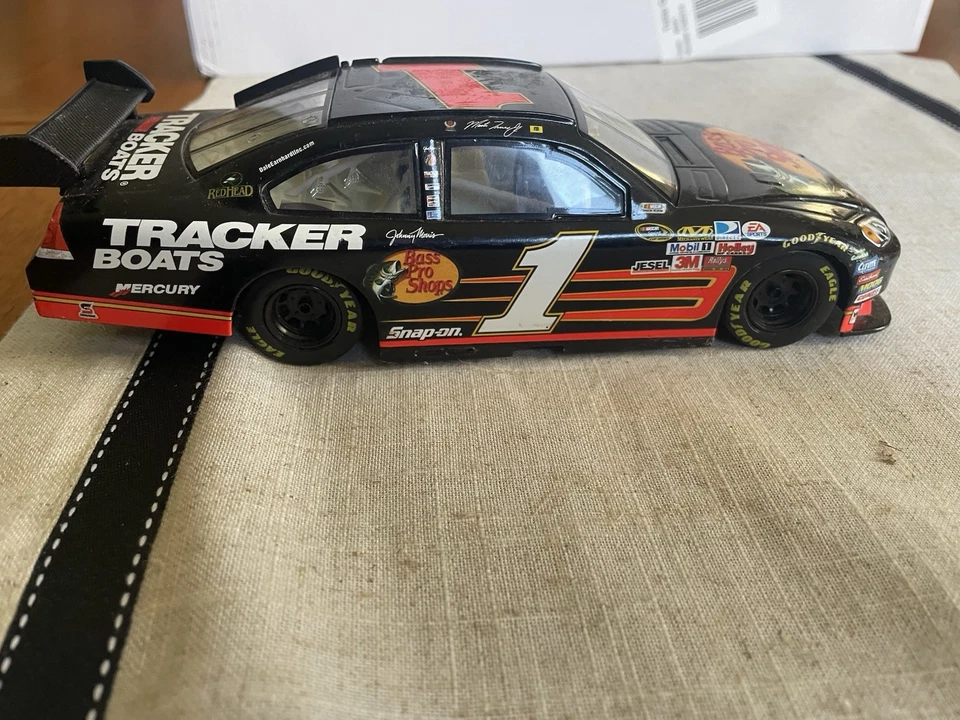 Barcos rastreadores Martin Truex Jr #1 Bass Pro Shops Chevrolet Monte Carlo Foto 1 de 4