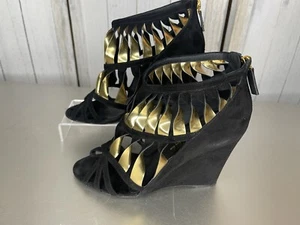 Sandalias de cuña Chanel retorcidas doradas negras de gamuza talla 37 - Imagen 1 de 9