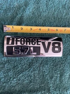 Toyota Tundra 2014-2017 "iForce 5,7 L V8" emblema OEM #75474-0C030 cromo negro - Imagen 1 de 1