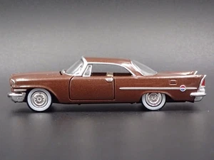 1957 57 CHRYSLER 300C Marrone 1:64 Scala da Collezione Diorama Modellino Auto - Foto 1 di 4