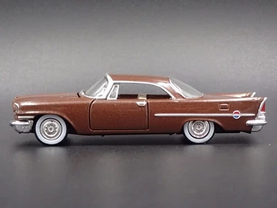 1957 57 CHRYSLER 300C Marrone 1:64 Scala da Collezione Diorama Modellino Auto - Immagine 1 di 4