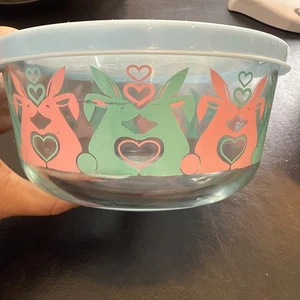 Pyrex Cuenco de Vidrio de Pascua 4 Tazas Corazones de Conejo Azul Rosa Almacenamiento - Imagen 1 de 3