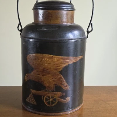 De colección Cañón Águila Patriótica 13 Estrellas Pintado Crema Láctea Lata Cubo 9.25" Firmado Foto 1 de 4