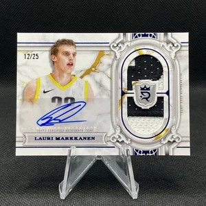 2023-24 Topps Royalty Collection Lauri Markkanen Regalia Patch Blue Auto /25 - Bild 1 von 6