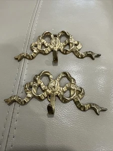 Massive Messing Schleifen Bänder mit Haken verziertes Design Wandhänger 2er Set Vintage - Bild 1 von 8
