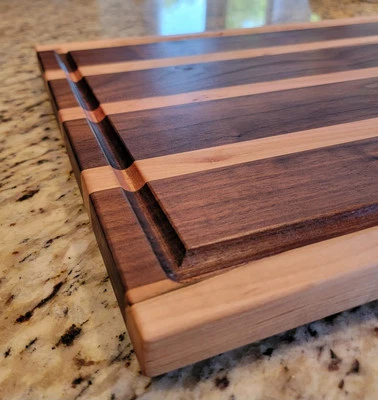 Tabla de cortar/charcutería de nogal negro y arce ambrosía | Grabado personalizado gratuito Foto 1 de 4