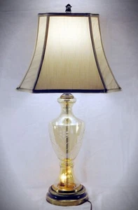 Vintage Tischlampe Bernstein geätztes Glas mit Leuchtboden Messingfuß mit Schirm - Bild 1 von 9