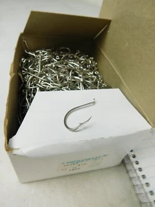 Cerca de 1000 ganchos de pesca Mustad 92553 talla 4/0 pico vintage usados caja 80-100% completos - Imagen 1 de 2