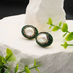 Orecchini placcati oro B15 bordo perla barocca naturale in zirconi verdi - Foto 1 di 4