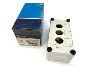 Nuovo GE General Electric P9EPE03 Contenitore a pulsante termoplastico 3 fori - Foto 1 di 4