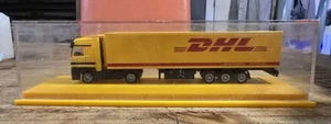Semirimorchio e semirimorchio DHL Freight Mercedes Benz 7,5" giocattolo in vetrina - Foto 1 di 8