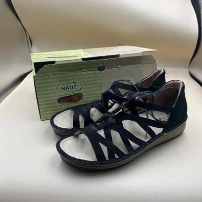 Sandália feminina NAOT calçado Yarrow com cadarço veludo preto nobuck 41 EUA tamanho 10 - Imagem 1 de 4
