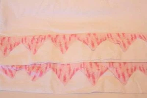 Vintage weiße King Kissenbezüge 100% Baumwolle rosa gehäkelt Dreieckskante B12 - Bild 1 von 1