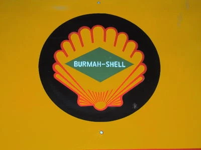 VINTAGE PORCELAIN ENAMEL SIGN BURMAH SHELL FUEL OIL STATION DIRECTION SIGN 1940 - Image 1 of 4