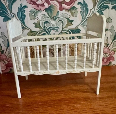 Casa de muñecas miniatura vintage Bespaq cuna con flores pintadas a mano escala 1:12 Foto 1 de 3