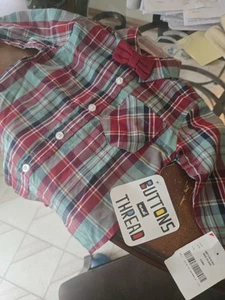 JUNGEN KNÖPFE UND FADEN KARIERTES HEMD & ROTE HOSE MIT FLIEGE - Bild 1 von 9