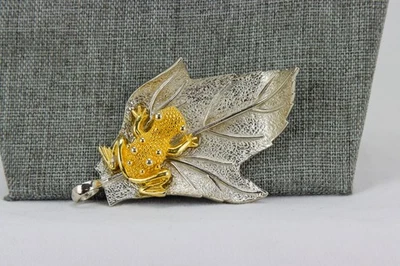 Tree Frog on Leaf Pendant, Gold Toned Frog and Silver Toned Leaf, 30gr - Image 1 of 4