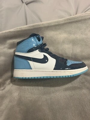 Air Jordan 1 Azul Chills Retro UNC Charol Foto 1 de 4