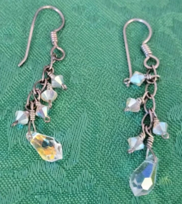 Pendientes colgantes artesanales hechos a mano de cristal facetado iridiscente tono dorado Foto 1 de 4