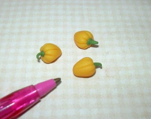 Miniature Sweet YELLOW Bell Peppers (3) Approx. 7/16" Long - DOLLHOUSE 1:12 - Picture 1 of 1