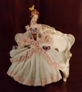 VINTAGE FRANZ WITTWER DRESDEN PORCELAIN LACE FIGURINE WOMAN SITTING ON SOFA - Picture 1 of 7