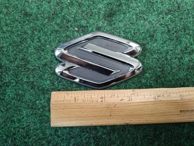 Suzuki Verona 2004 2005 2006 emblema de tapa de maletero de plástico con pasadores 96399860 1S4  Foto 1 de 4