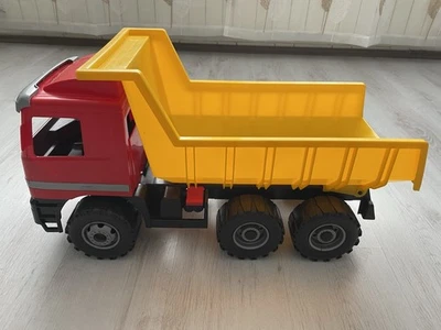 Lena Muldenkipper Mercedes Benz Spielfahrzeug Kipplaster Groß 63 cm, Rot/Gelb/ - Bild 1 von 4